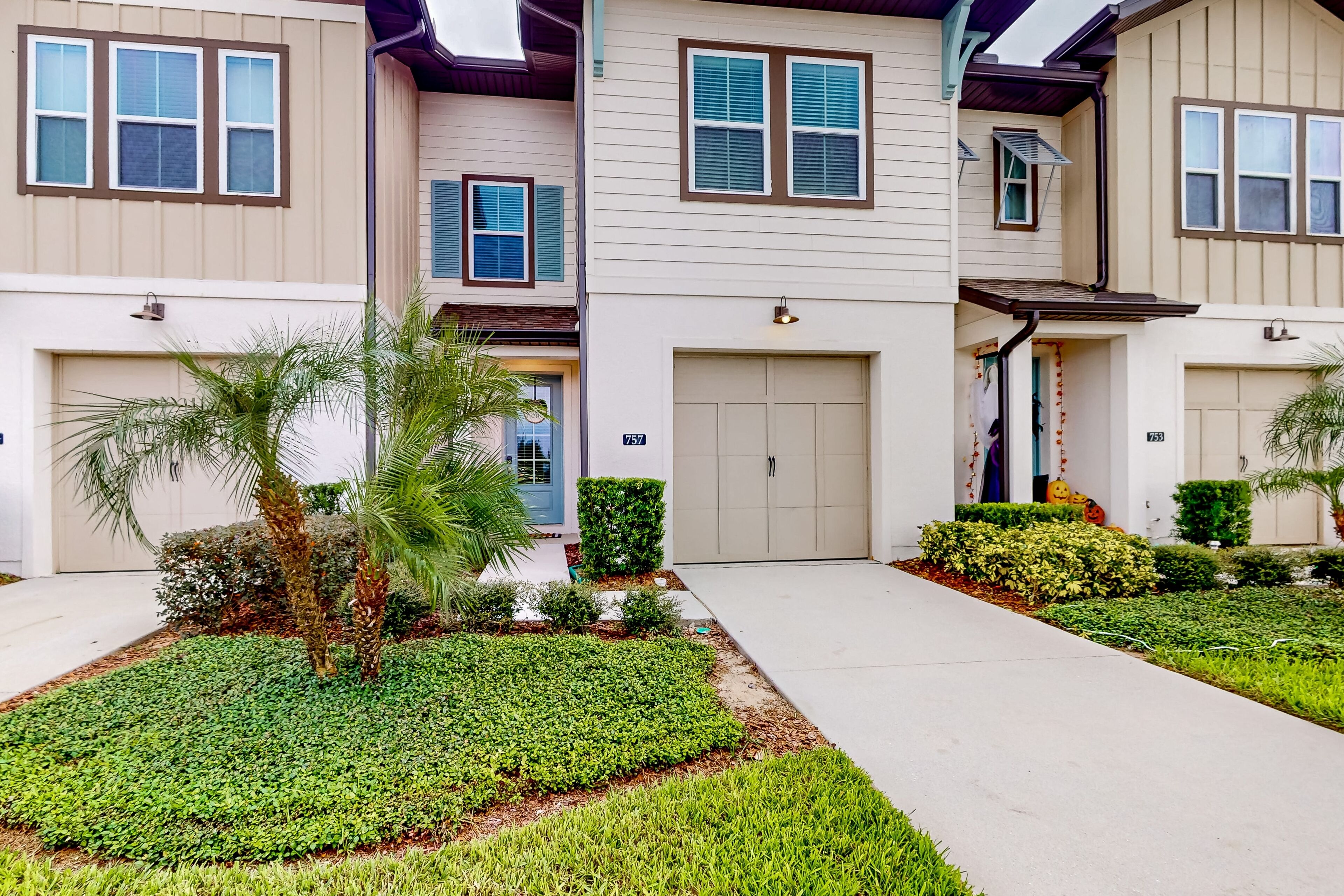 Gorgeous sun-filled townhome with pool, patio, gym, & game room - close to parks