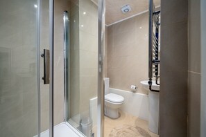 Shower, hair dryer, towels - GuestReady – Studio Retreat Near Regent’s Park (London)