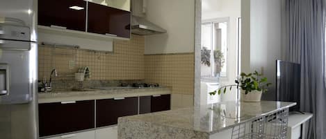 Departamento Confort | Cocina privada | Refrigerador, microondas, horno tostador y utensilios de cocina