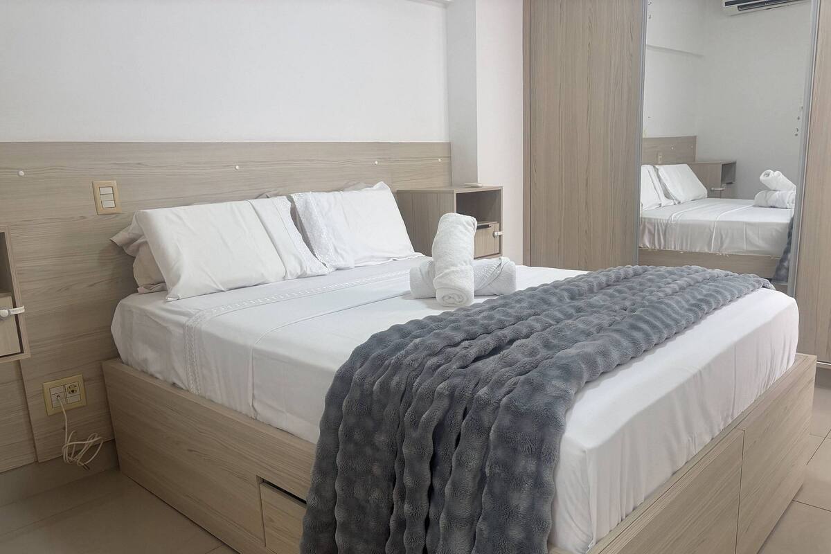 Appartement de base | 2 chambres, rideaux d’obscurcissement, fer et planche à repasser
