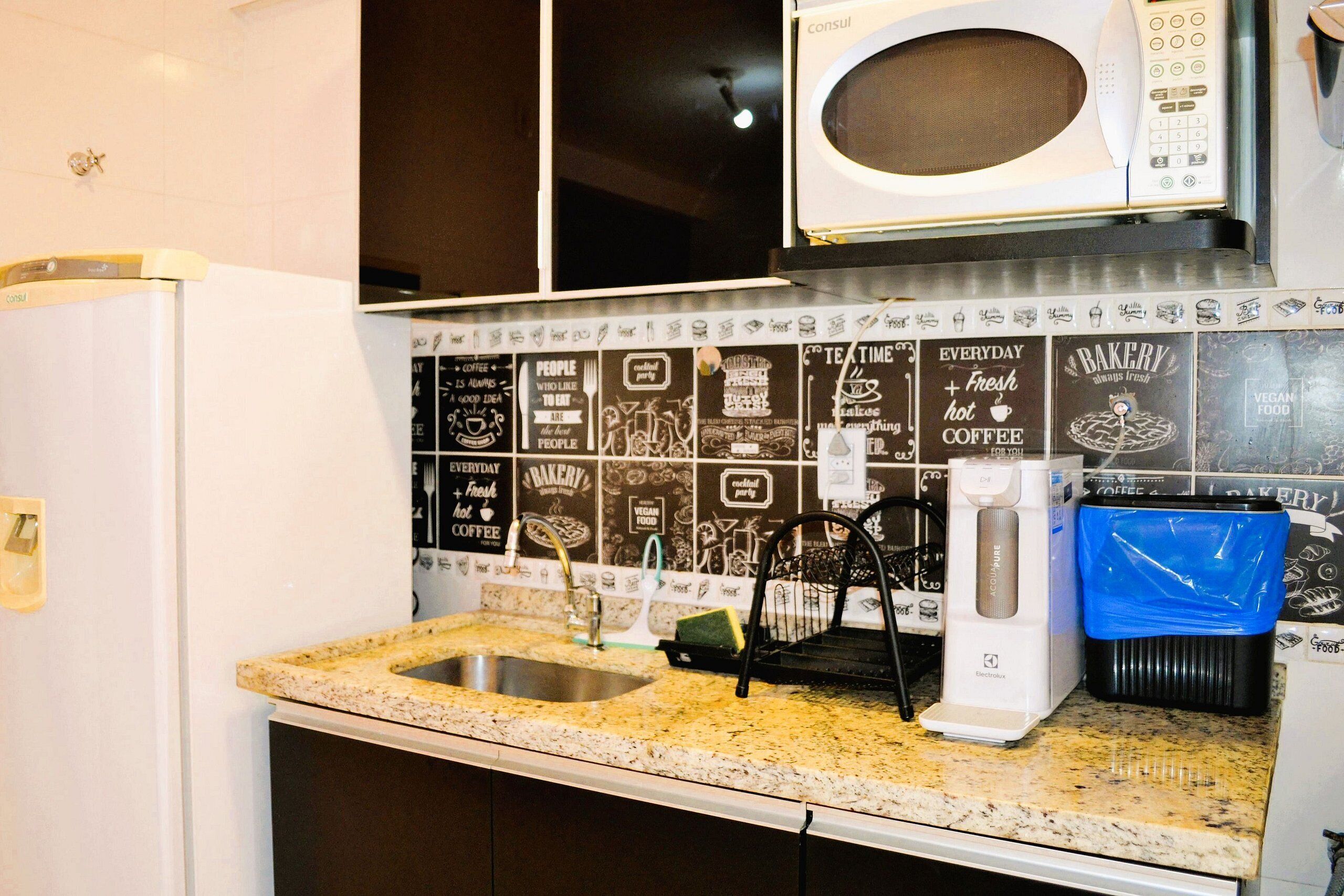 Apartamento romántico | Cocina privada | Frigorífico, microondas, minihorno y utensilios de cocina