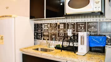 Apartamento romántico | Cocina privada | Frigorífico, microondas, minihorno y utensilios de cocina