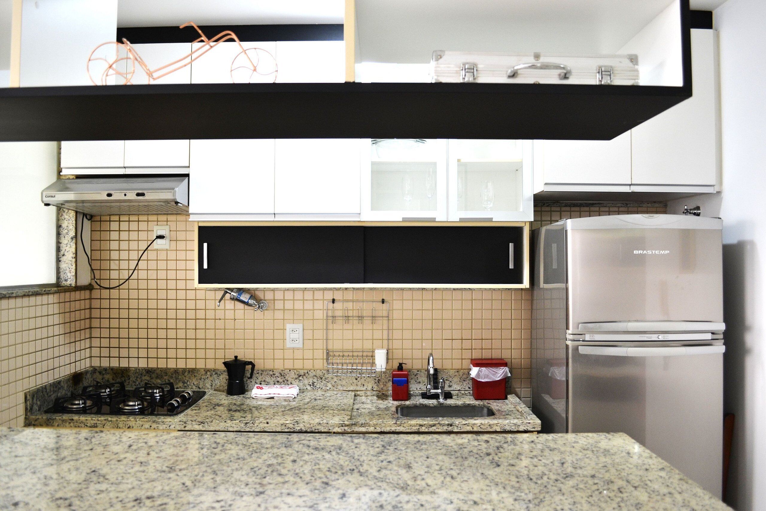 Refrigerador, microondas, horno eléctrico, utensilios de cocina
