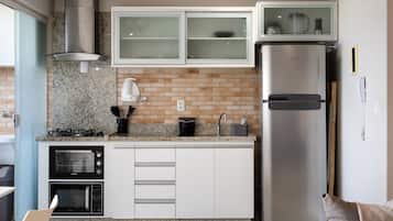 Apartamento | Cozinha privada | Geladeira, micro-ondas, forno com torradeira