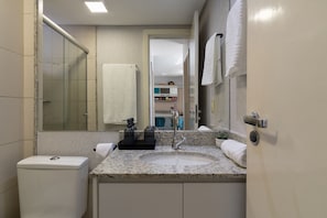 Apartment | Bathroom | Shower, hair dryer, towels, soap - UNIQUE RESIDENCE (Goiania)