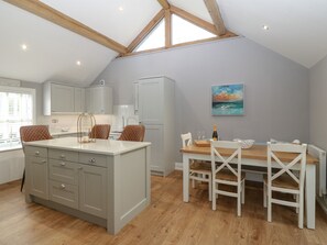 Refrigerador, lavavajillas, tetera/pava eléctrica, tostadora