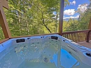 Outdoor spa tub - Holly View Large Multi-Level Living Cabin Close to Town with Gorgeous Views (Bryson City)