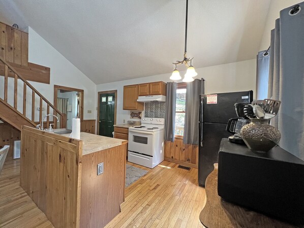 Een koelkast, een microgolfoven, een oven, een vaatwasser