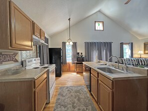 冷蔵庫、電子レンジ、オーブン、コンロ