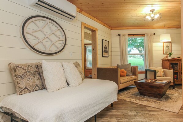 TV - Haven on the Creek Beautiful Creekside Retreat (Sylva)