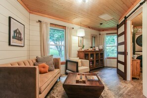 TV - Haven on the Creek Beautiful Creekside Retreat (Sylva)