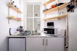 Geladeira, micro-ondas, cafeteira/chaleira, torradeira