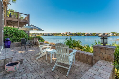 "Seaside Bliss: Waterfront Villa Just Steps from the Beach"