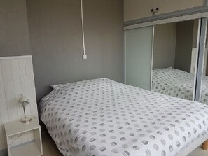 2 bedrooms, iron/ironing board, internet, bed sheets