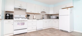 Ocean Block Condo -  Walk to the Beach - 3BR - SaltWater Pool