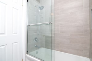 Douche, sèche-cheveux, serviettes fournies, savon