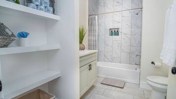 Maison (2 Bedrooms) | Salle de bain | Sèche-cheveux, serviettes fournies, shampoing