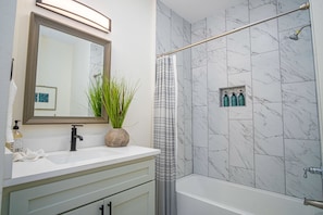 House (2 Bedrooms) | Bathroom | Hair dryer, towels, shampoo