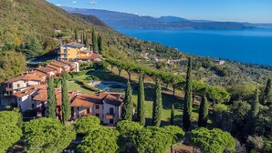 Una villa costera con varias construcciones, piscina y vistas al mar.