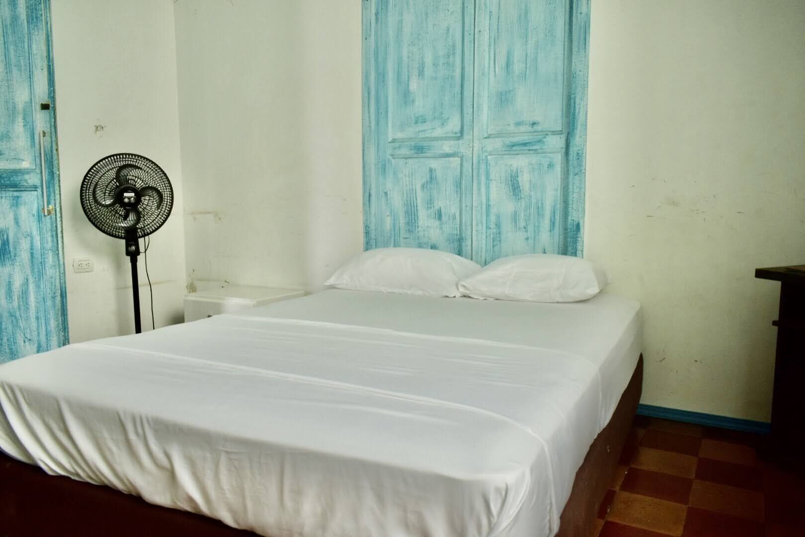 Espacio para trabajar con laptop y wifi gratis 