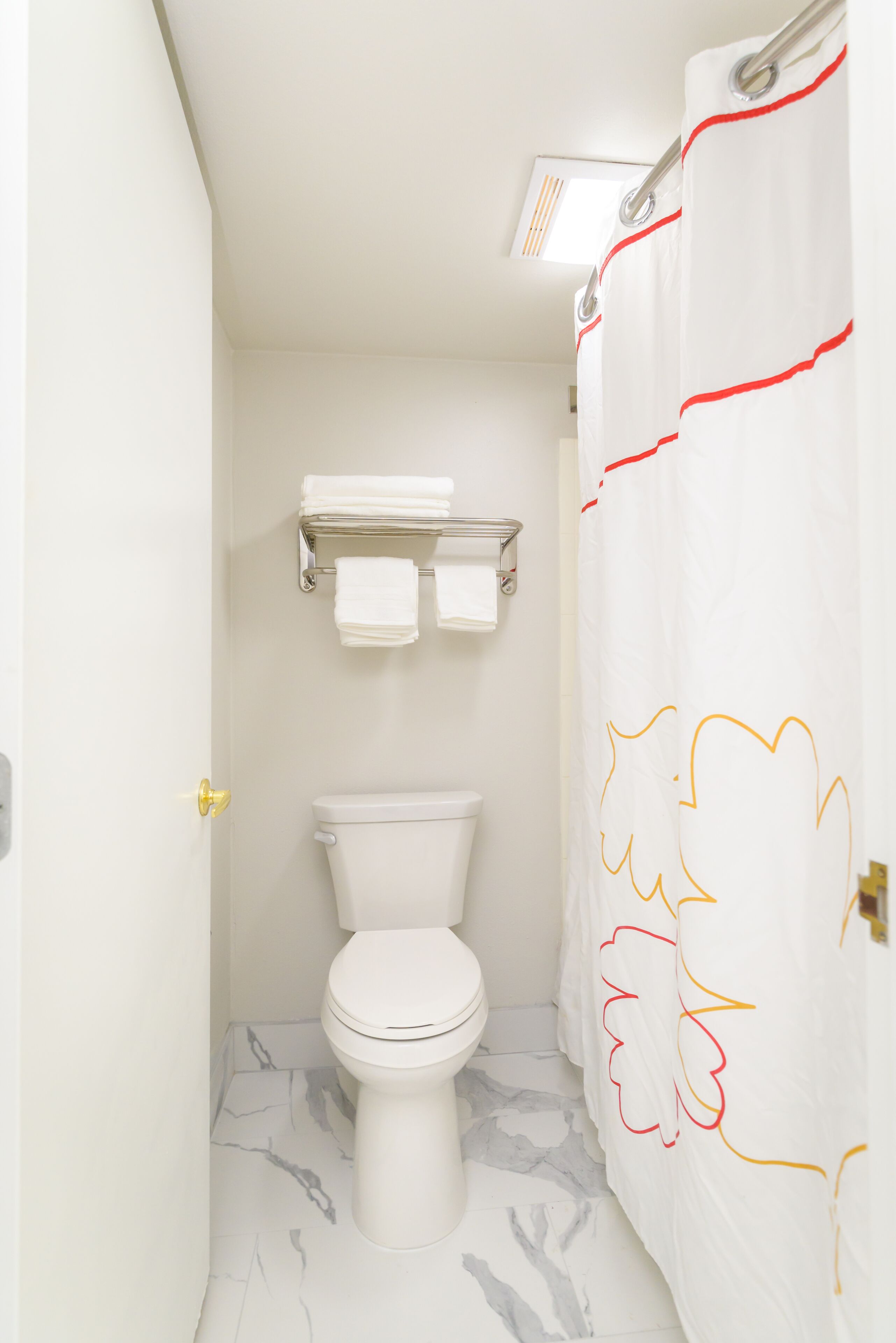 Suihkun ja ammeen yhdistelmä, ilmaiset hygieniatuotteet, hiustenkuivaaja