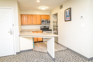 Refrigerador con freezer, microondas, horno, placa de cocina