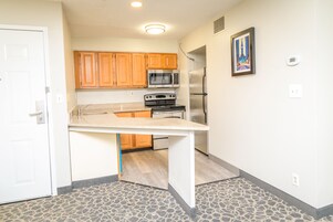 Full-size fridge, microwave, oven, stovetop