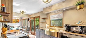 Secluded Cabin! Hot Tub, Lake Access, Arcade RM!