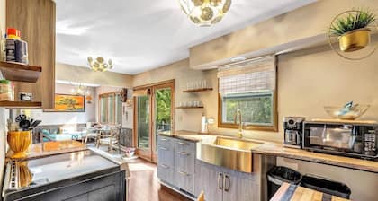 Secluded Cabin! Hot Tub, Lake Access, Arcade RM!