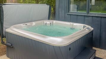 Tina de hidromasaje al aire libre