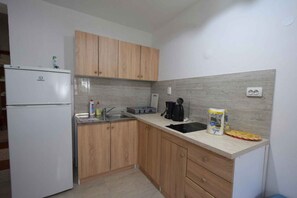 Een koelkast, een kookplaat, een broodrooster