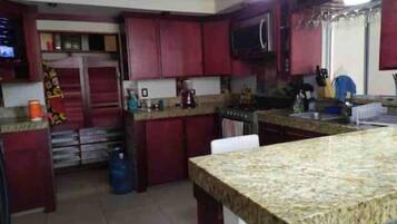 Geladeira, micro-ondas, cafeteira/chaleira, torradeira