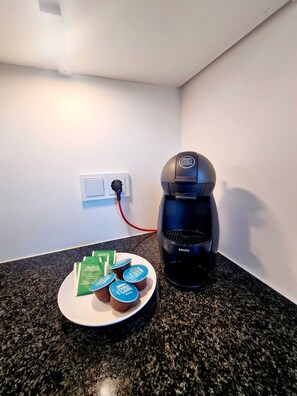 Refrigerador con freezer, microondas, horno, placa de cocina