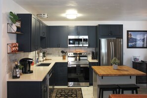 Frigorifero, microonde, forno, piano cottura