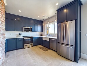 Kjøleskap, mikrobølgeovn, ovn og kokeplater