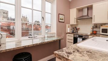 Geladeira, lava-louças, chaleira elétrica, torradeira