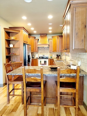Fridge, microwave, oven, stovetop - Spacious Midway family retreat - 15 minutes to Deer Valley gondola (Midway)