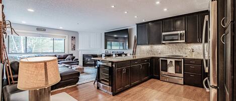 Réfrigérateur, micro-ondes, four, plaque de cuisson