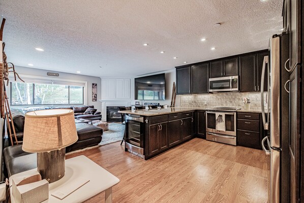 Køleskab, mikrobølgeovn, ovn, kogeplade