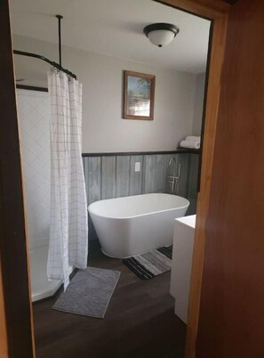 Douche, sèche-cheveux, bidet, serviettes fournies