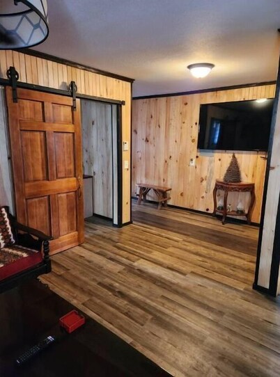 3 bed/2 bath riverside cabin