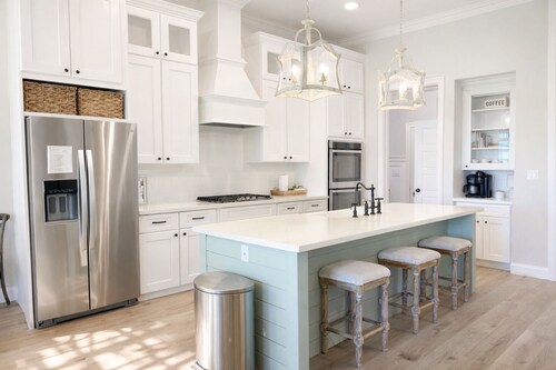 Family home Near Lafayette with splash pad and park. 