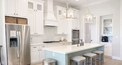 Family home Near Lafayette with splash pad and park.