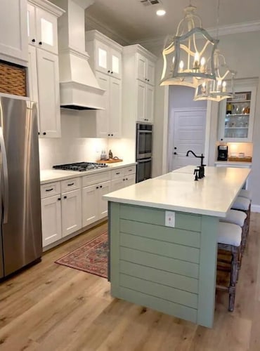 Family home Near Lafayette with splash pad and park. 