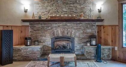 Foxtail Cottage - Footsteps from Downtown