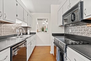 Kühlschrank, Mikrowelle, Ofen, Herdplatte