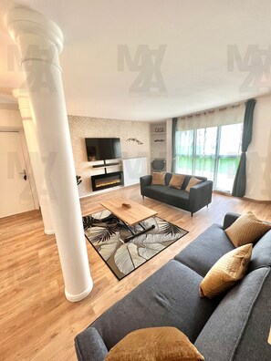 Smart TV, fireplace - ☀ Cuban Charm • 2 Bedrooms • Private Parking • Near Train Station ❤ (Cergy)