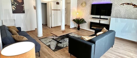 Smart TV, fireplace