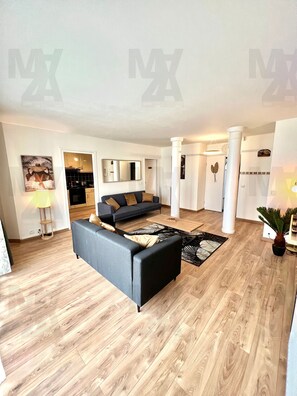 Smart TV, fireplace - ☀ Cuban Charm • 2 Bedrooms • Private Parking • Near Train Station ❤ (Cergy)