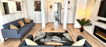 ☀ Cuban Charm • 2 Bedrooms • Private Parking • Near Train Station ❤